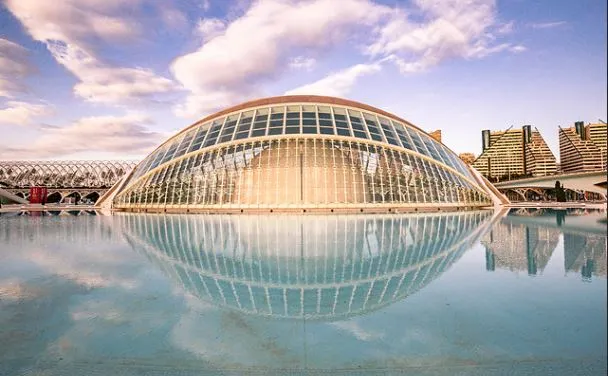 Hemisférico de Valencia reflejado en el agua