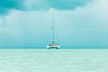 Catamarán navegando por el mar