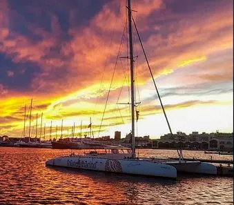 En catamarán por Valencia En catamarán navegando por Valencia