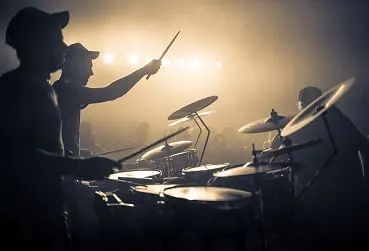 Grupo tocando la batería en concierto
