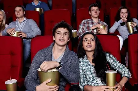 Personas viendo una película en el cine