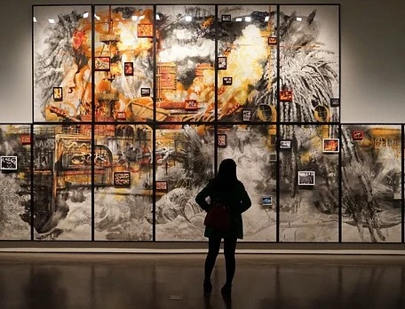 joven mirando una exposición en Valencia