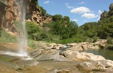 Cascada de agua en Sierra Espadán de Valencia