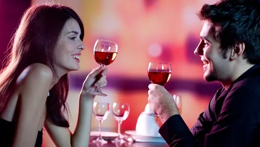 Enamorados en comida con vino