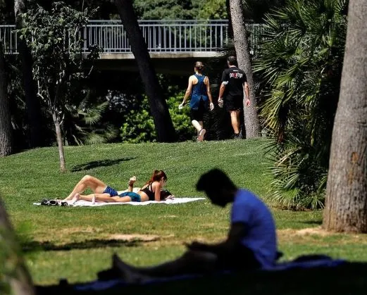 Personas en los Jardines del Turia de Valencia