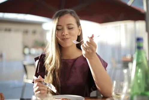 Visitas gastronómicas Mujer comiendo en una visita gastronómica en Valencia