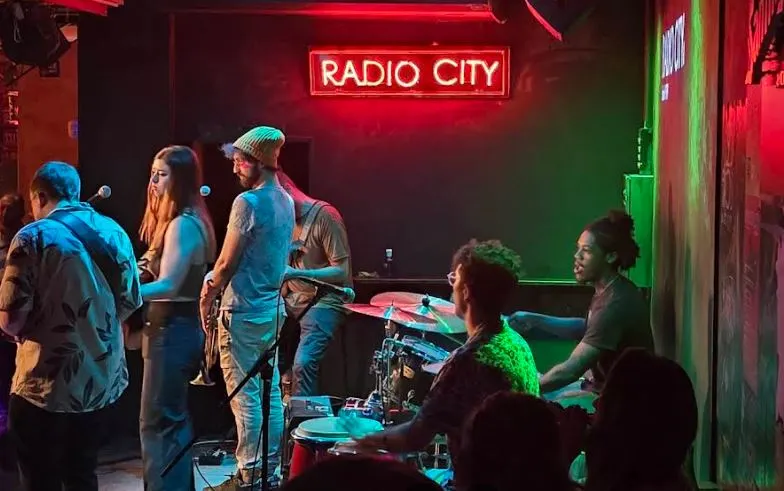 Músicos actuando en un concierto en el local Radio City de Valencia