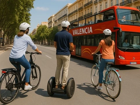 Turistas por las calles de Valencia en autobús, bicicleta y segway