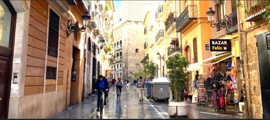 Una calle del Barrio del Carmen de Valencia con tiendas y gente transitando.