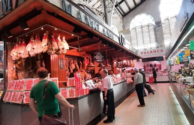 Tienda de jamón serrano en el Mercado Central de Valencia