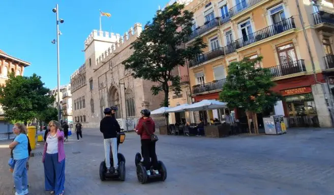 Turistas em la plaza del Mercado de Valencia.