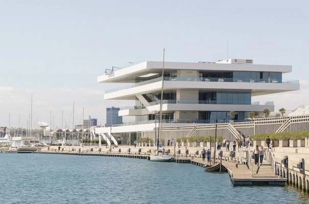 La Marina de Valencia con gente paseando y veleros amarrados.