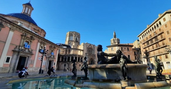 Plaza de la Virgen de Valencia con sus monumentos más representativos