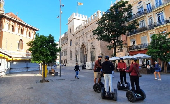 Turistas en la plaza del mercado de Valencia en segway