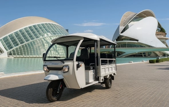 Tuk Tuk turístico de Valencia en la Ciudad de las Artes y las Ciencias de Valencia.
