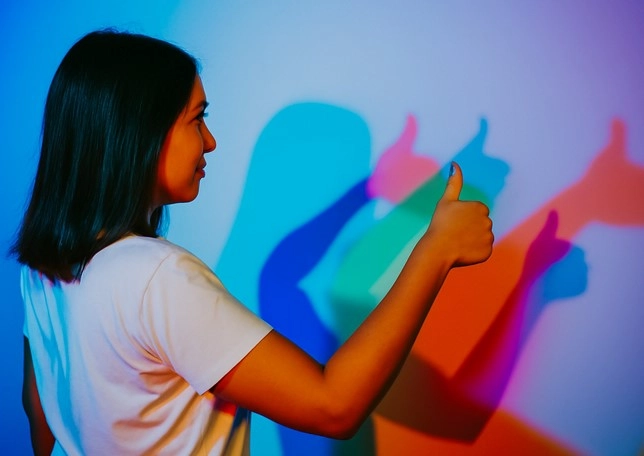 Chica joven en una sala del Museoum of illusions de Valencia