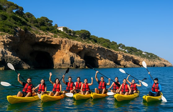 Jóvenes en kayak navegando en la costa de Dénia