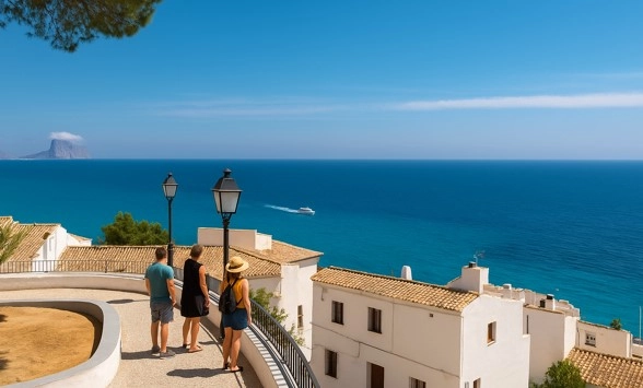 Turistas en el mirador de Altea contemplando el paisaje.