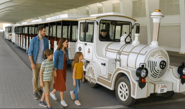 Familia en el tren turístico de Valencia