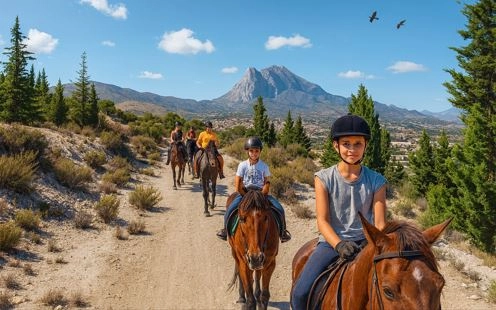 Turistas en caballo por las montañas de Villajoyosa