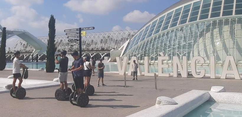 Turistas en segway recorriendo la Ciudad de las Artes y las Ciencias de Valencia