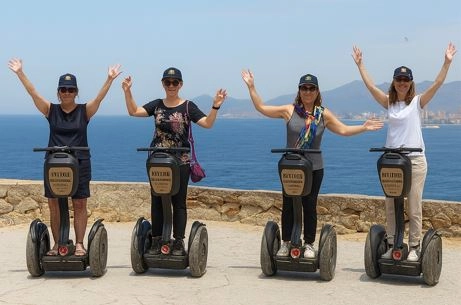 Turistas en segway por Benidorm