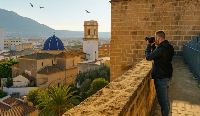 Turista haciendo fotos desde lo alto del castillo de Dénia