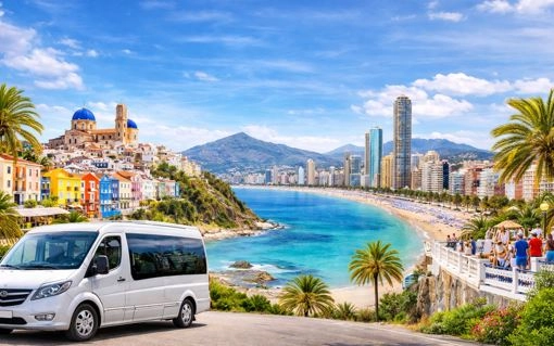 Excursión desde Valencia por la Costa Blanca: minibús junto al mar con vista a Altea, las casas de colores de Villajoyosa y el skyline de Benidorm.