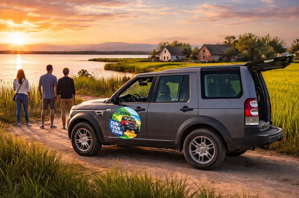 Tour en 4x4 descapotable en la Albufera de Valencia al atardecer, con arrozales y laguna de fondo.