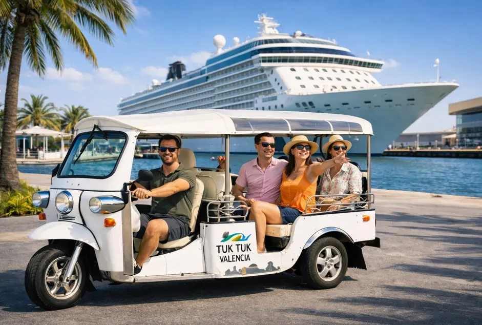 Cruceristas disfrutando de un tour en tuk tuk en el puerto de Valencia