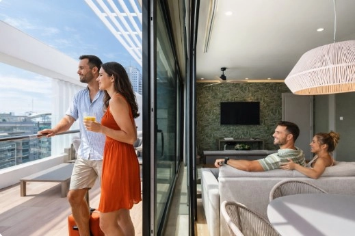Turistas en la terraza de una de pas habitaciones de los apartamentos Core Suites Valencia