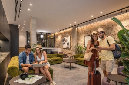 Turistas en el interior del aparthotel Fetén de Valencia