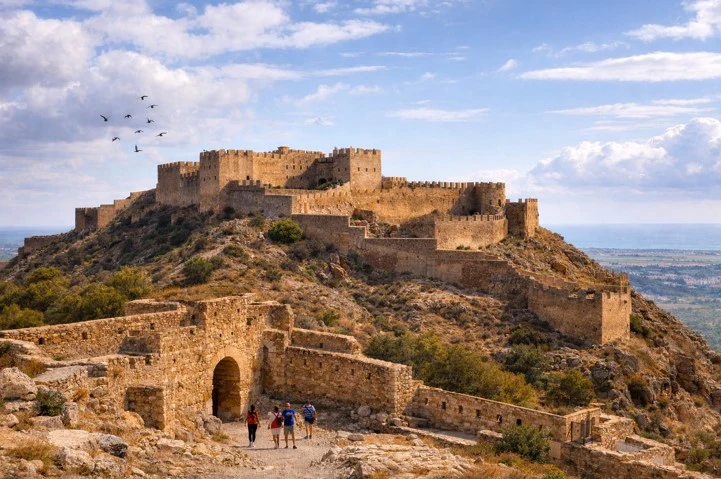 Castiilo de Sagunto con turistas.