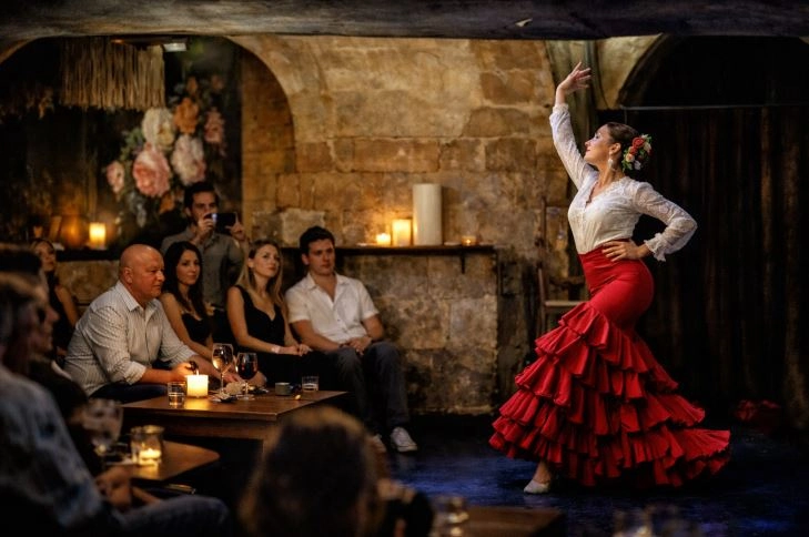 Turistas mirando un espectáculo de flamenco en el palacio Marbeuf de Alicante.