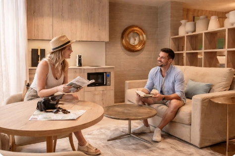 Turistas en una habitacion del hotel The Valentia Corretgeria de Valencia