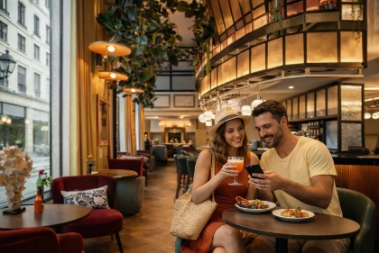 Turistas en el interior del hotel Only You Valencia
