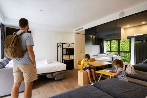Turistas dentro de una habitacion de Sercotel Valencia Alameda 41
