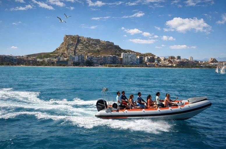 Lancha rápida por la bahía de alicante con turistas