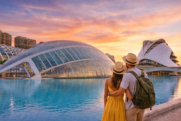Pareja de turistas contemplando la Ciudad de las Artes y las Ciencias de Valencia