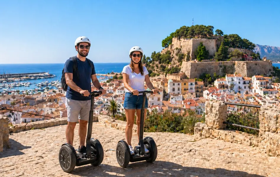 Turistas en segway por el castillo de Dénia.
