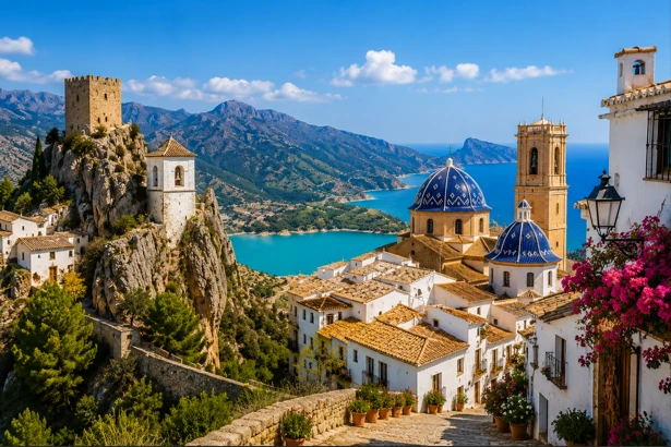 Vista panorámica de Guadalest y Altea con montañas, casas blancas, cúpulas azules y paisaje mediterráneo de la Costa Blanca.