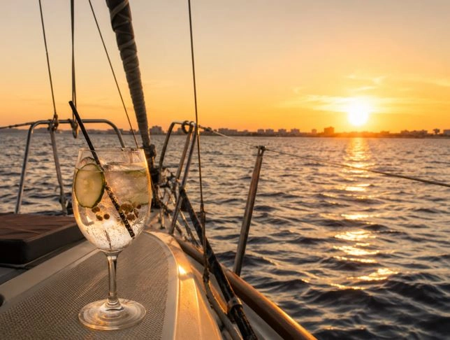 Atardecer en un barco en Santa Pola con una copa de bebida
