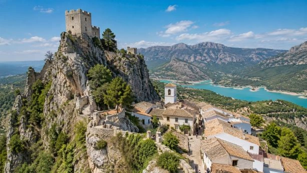 Vistas panorámicas de Guadalest y su castillo
