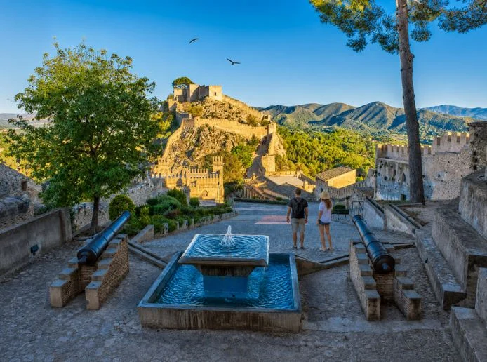 Mirador del castillo de Xátiva con turistas y vistas al paisaje.