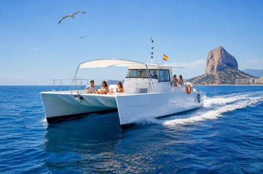 Turistas navegando en catamaran por calpe