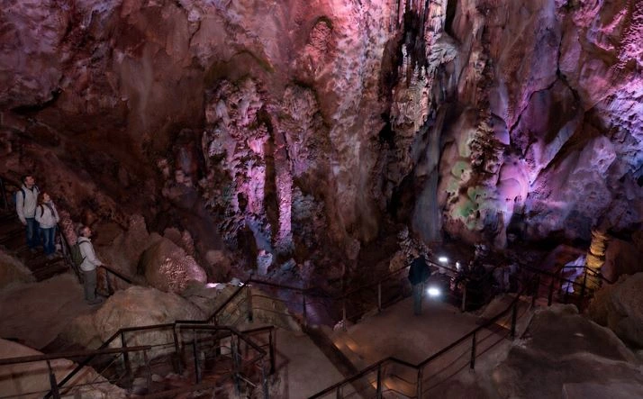 Turistas en el interior de las cuenas de Canelobre