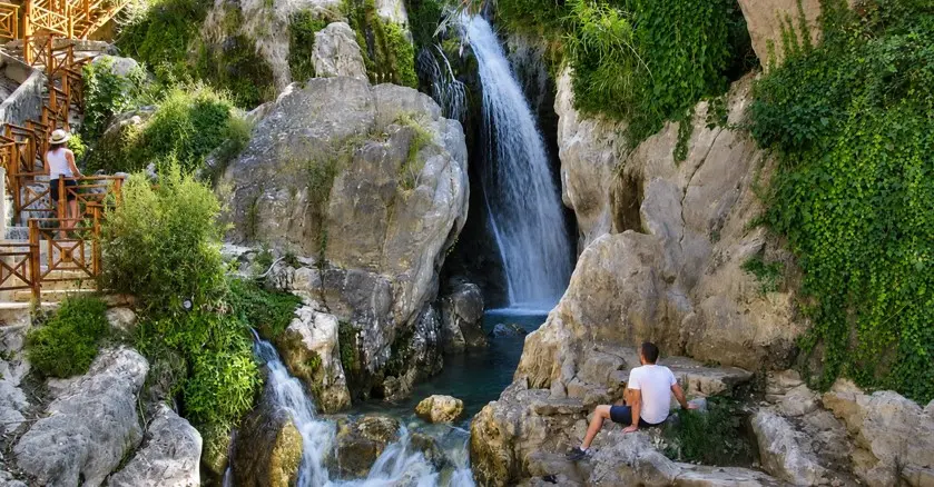 Turistas disfrutando de las fuentes del Algar