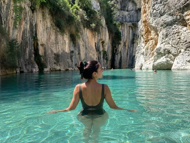Mujer bañándose en las piscinas naturales de Montanejos