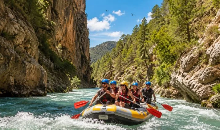 Jóvenes practicando el rafting en el río Mijares de Montanejos