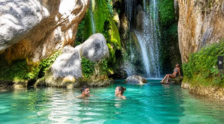 Turistas tomando el baño en las cascadas de Algar en Alicante